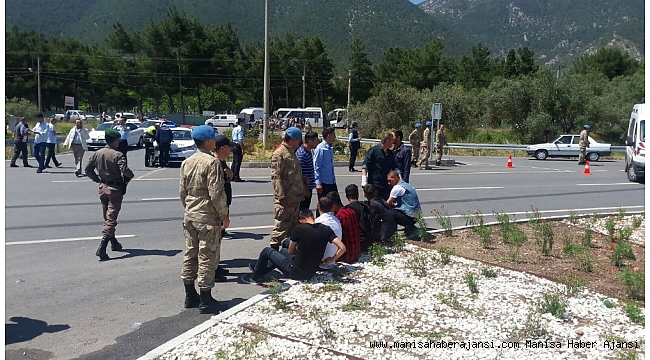 Manisa'nın Kırkağaç ilçesinde askerleri taşıyan midibüs ile tırın çarpıştı 10'dan fazla asker yaralandı.