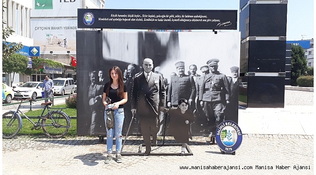 Salihli'de 3 boyutlu Atatürk görseline büyük ilgi