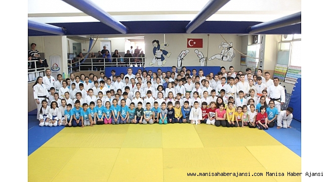 Salihli'de judocular kemer atladı