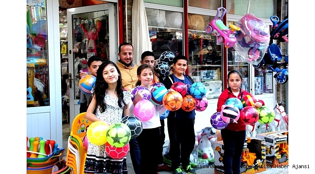 Sarıgöllü oyuncakçı çocuklara 2 bin top hediye etti