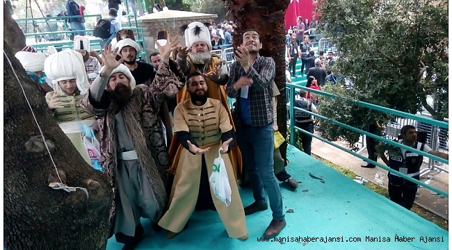 Taht için değil mesir için yarıştılar