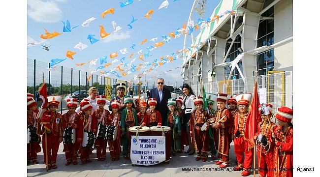 Cumhurbaşkanı Erdoğan'ı Yunusemreli minik mehteranlar karşıladı