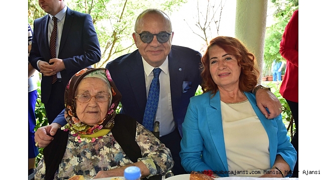 Huzurevi sakinlerine Anneler Günü sürprizi