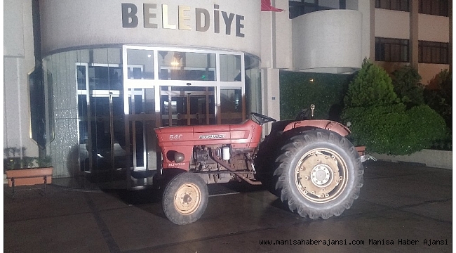 Manisa'da alkollü muhtar traktörle belediye önüne çıktı
