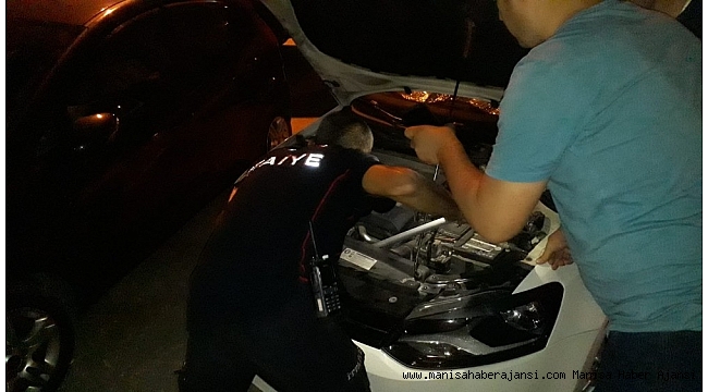 Manisa'da otomobilin kaputuna yılan girdi