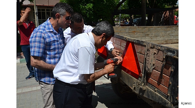 Saruhanlı'da sürücülere ücretsiz reflektör ve kask dağıtıldı