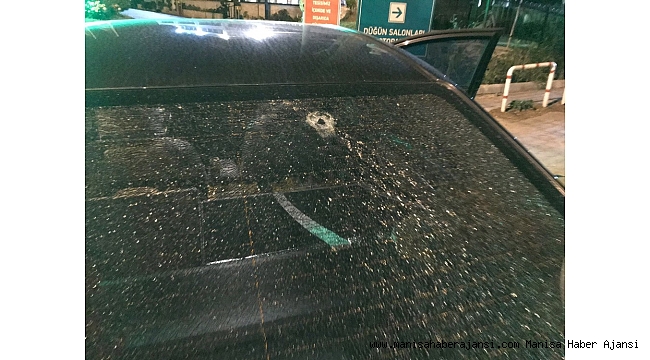 Seyir halindeki otomobile yorgun mermi isabet etti