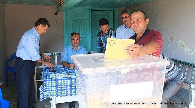 12 seçmenli mahallede sandık kapandı