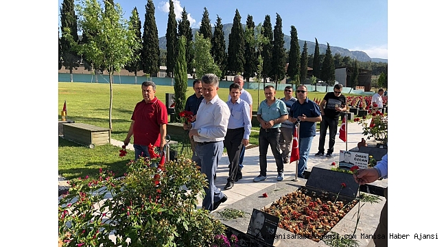 AK Partili Özkan şehitlerin kabirlerini ziyaret ederek dua etti