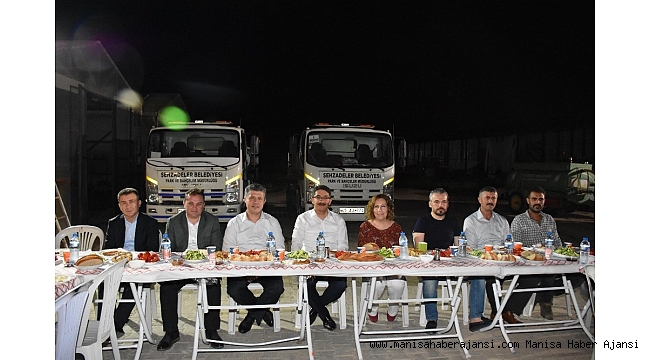 Başkan Çelik ve AK Parti'li Özkan şantiyede sahur yaptı