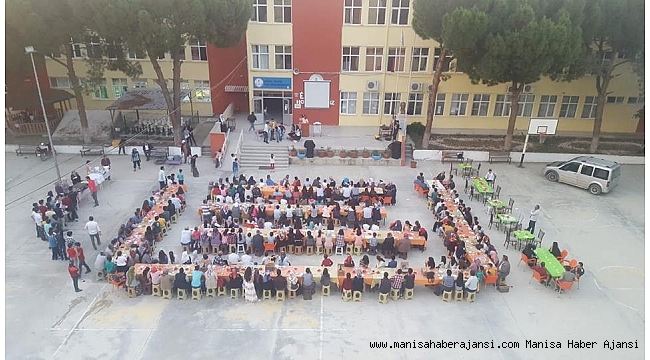 Çocuklarıyla aynı masada iftarda buluştular