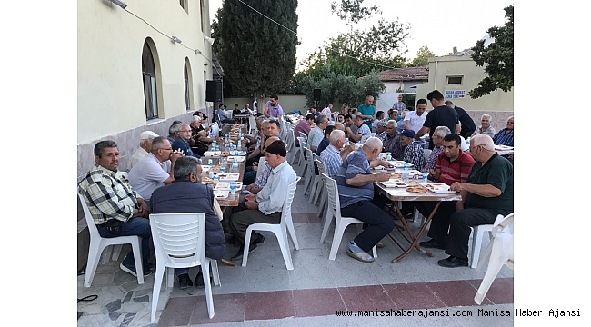 Gençler organize ettiği iftara tüm mahalle katıldı