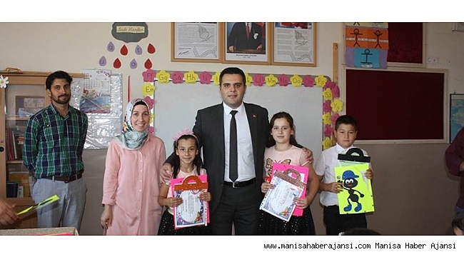 Gördes'te öğrenciler karnelerini aldı