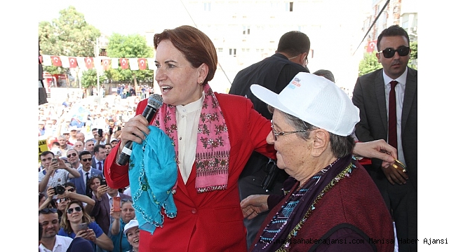 Kefen parasıyla yaptığı bileziği Akşener'e taktı