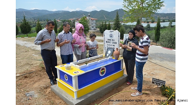 Kefeni de mezarı da sarı lacivert