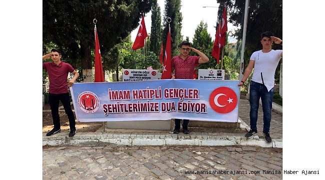 Lise öğrencileri şehitler için dua ediyor
