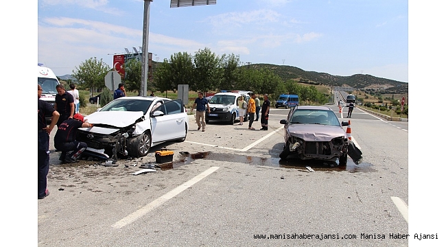 Manisa'da 3 araç birbirine girdi: 8 yaralı