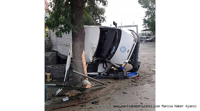 Manisa'da işçileri taşıyan midibüs devrildi: 20 yaralı