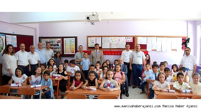 Salihli'de 27 bin öğrenci karne heyecanı yaşadı