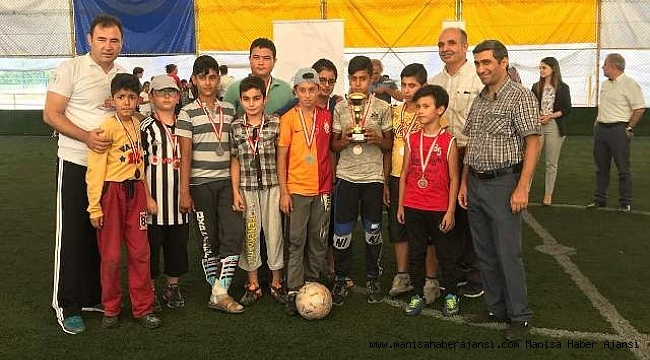 GÖRDES'TE CAMİLER ARASI FUTBOL TURNUVASI SONA ERDİ