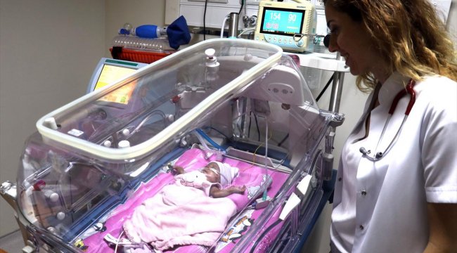 565 gram doğdu... Yaşama tutundu