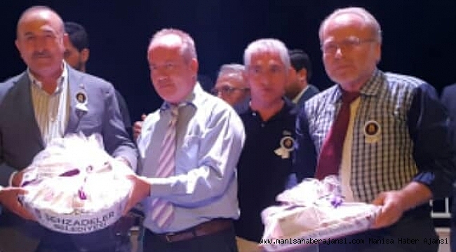 Özen'den Bakan Çavuşoğlu'na Manisa Mesir Macunu ikramı