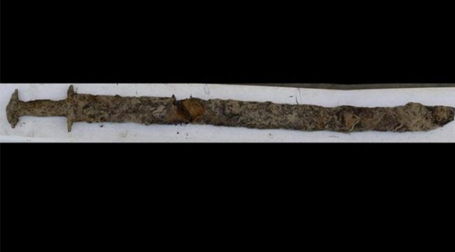 8 yaşındaki çocuk, yüzdüğü gölde 1500 yıllık kılıç buldu