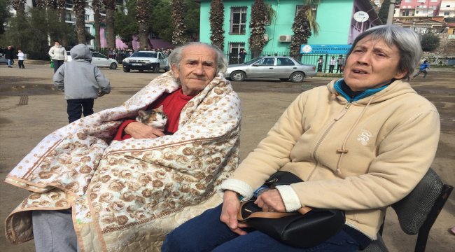 Alevlerin arasında kalan 3 yaşlıyı kurtardı