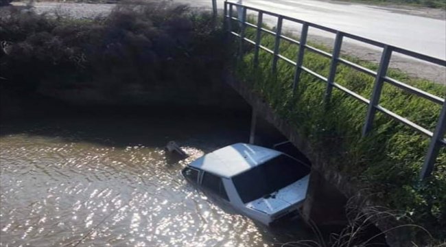 Aydın'da otomobil sula kanalına devrildi