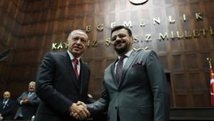 Başkan Erdoğan Tamer Akkal’a rozetini taktı