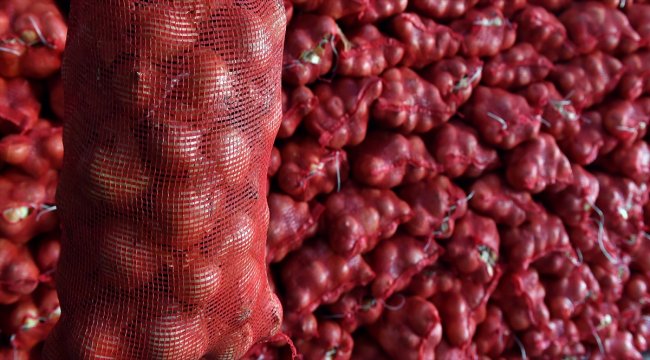 İzmir'de dar gelirli ailelere patates soğan yardımı