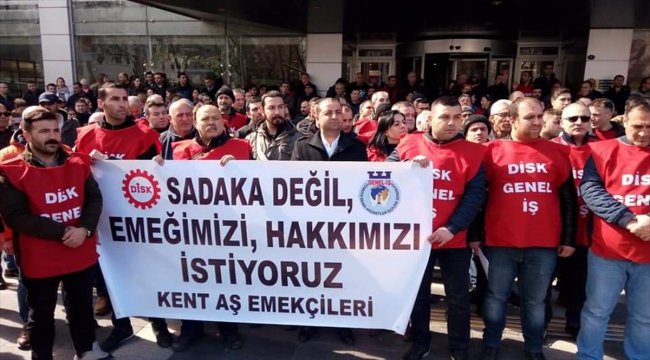 İzmir'de ikramiyeleri ödenmeyen belediye işçileri eylem yaptı