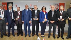 Kızılay Manisa’da  Kahraman görevi Keresteci’ye teslim etti