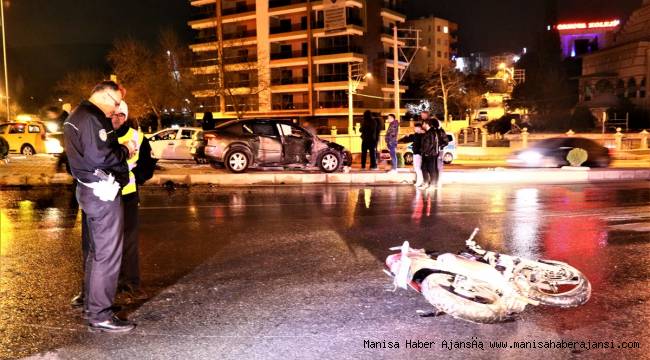 Manisaya Gelen Motosiklet Otomobille çarpıştı