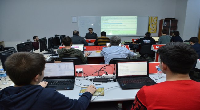 Uşak'ta öğrencilere "robotik tıp ve yapay zeka" eğitimi