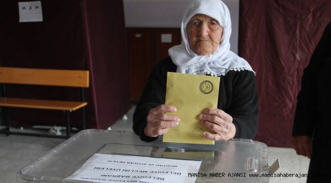 Demirci'nin en yaşlı seçmeni oyunu kullandı