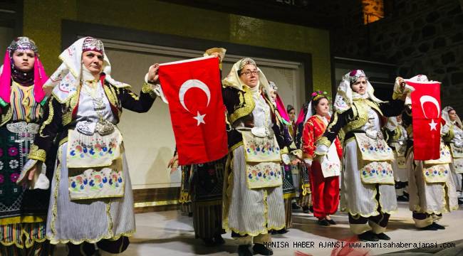 Halk oyunları kursiyerlerinden muhteşem gösteri