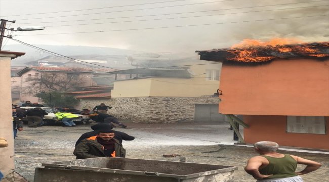 İzmir'de ev yangını