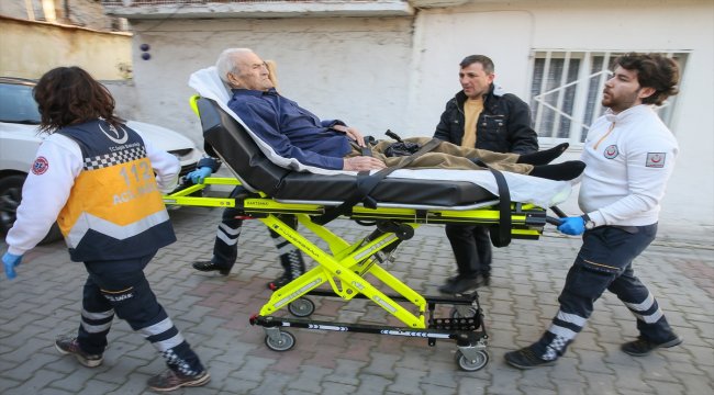 İzmir&#039;de hastalar oy kullanmaya ambulansla götürüldü