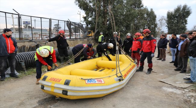 İzmir'de toprak altında kalan 2 bekçiyi arama çalışmaları devam ediyor