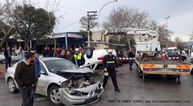 Manisa'da iki otomobilin çarpışma anı güvenlik kamerasında
