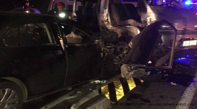 Manisa'da otomobille minibüs çarpıştı: 7 yaralı