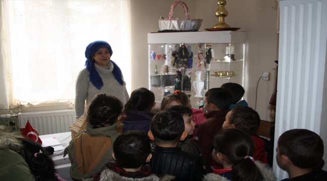 Minik öğrenciler kıldan yapılmış Türk çadırını gezdi