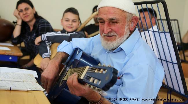 Müzik aşkı 80 yaşından sonra gitarist yaptı
