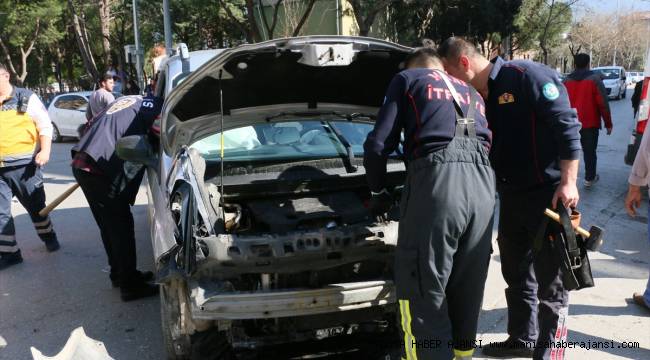 Polis memurunu darbetti kaçarken kaza yaptı