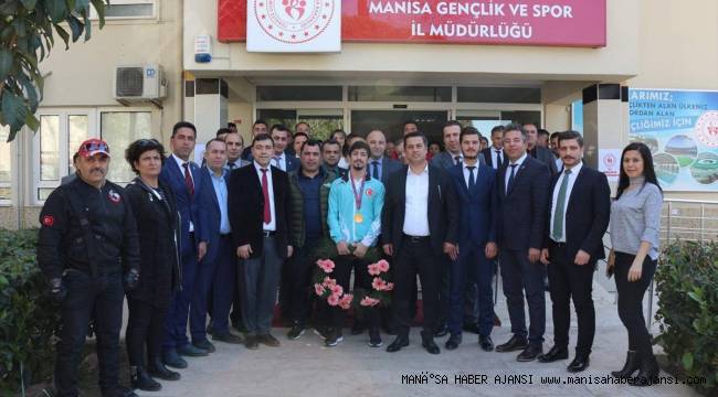 Şampiyon güreşçiye coşkulu karşılama