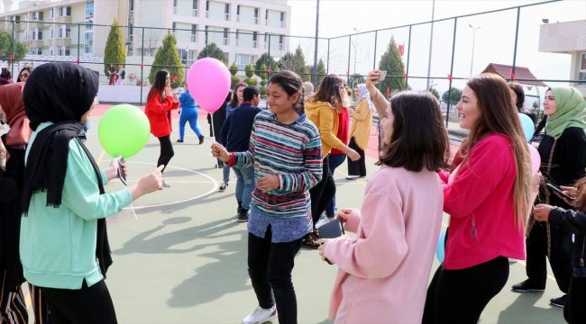 Üniversite öğrencileri down sendromlu çocuklarla bir araya geldi