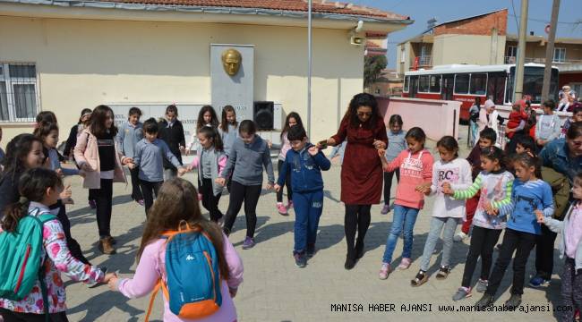 Biriktirdikleri harçlıklarıyla arkadaşlarına hediye aldılar