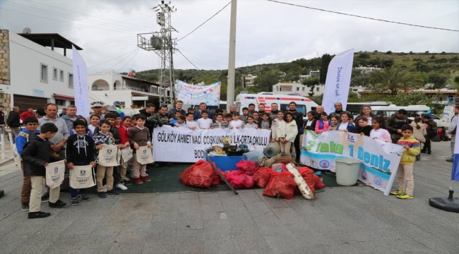 Dalgıçlar Bodrum'da deniz dibi temizliği yaptı