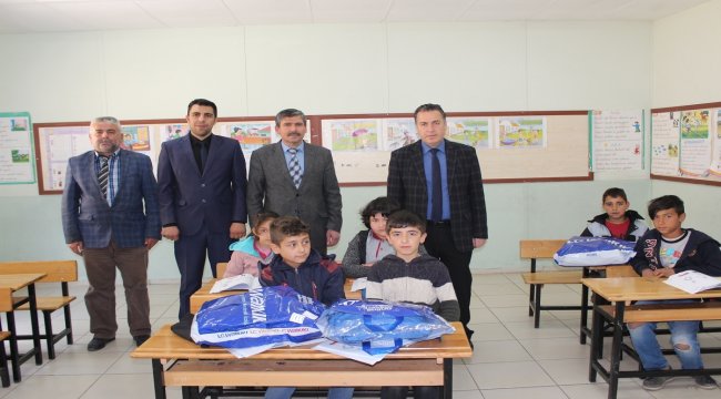 Dinarlı öğrencilere giysi yardımı yapıldı